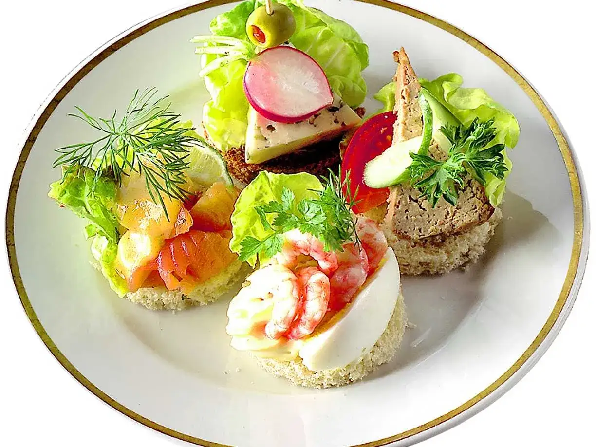 Sm&ouml;rg&aring;sar med r&auml;kor, lax, pat&eacute; och ost. V&auml;lkomna till en v&auml;rld av goda snacks!