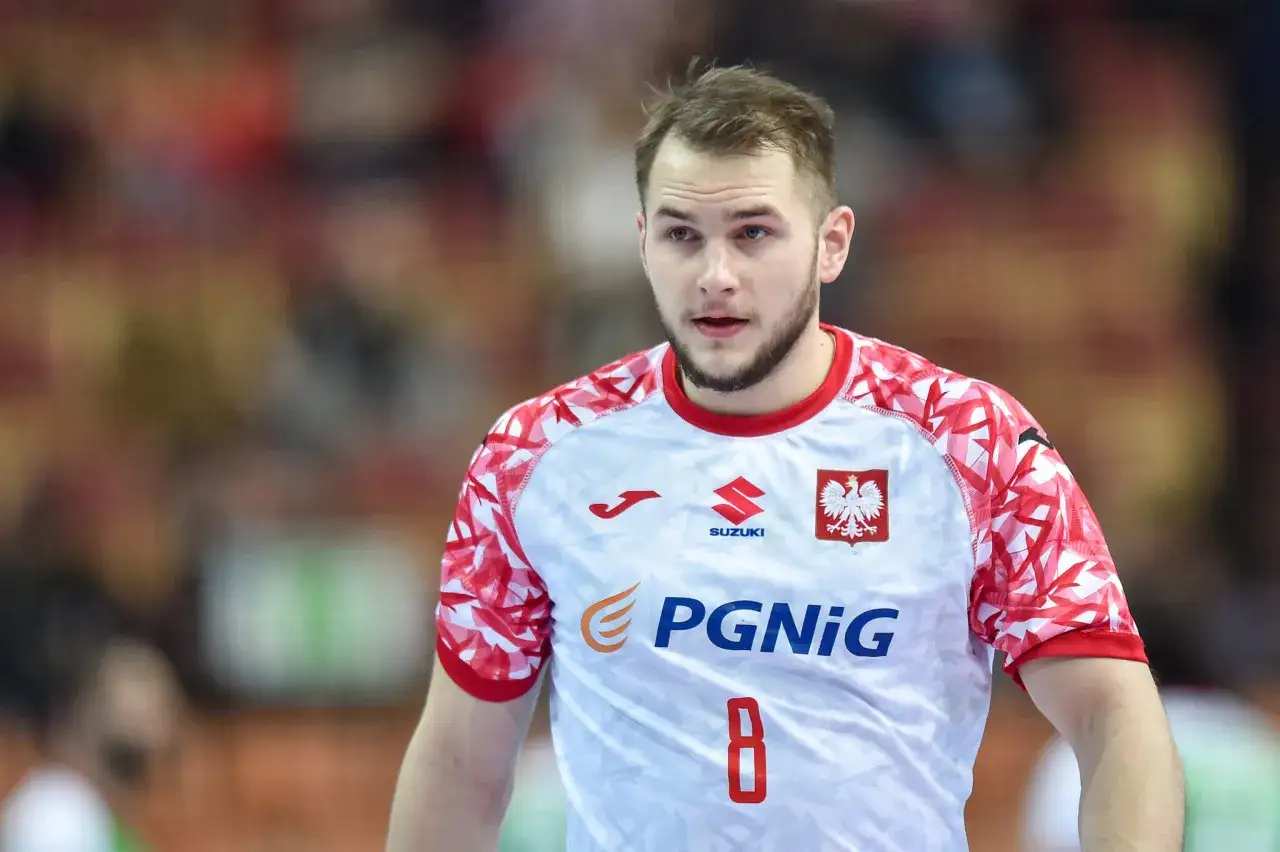 Bartłomiej Bis, zawodnik w białej koszulce z czerwonymi wzorami i numerem 8, gotowy do gry.