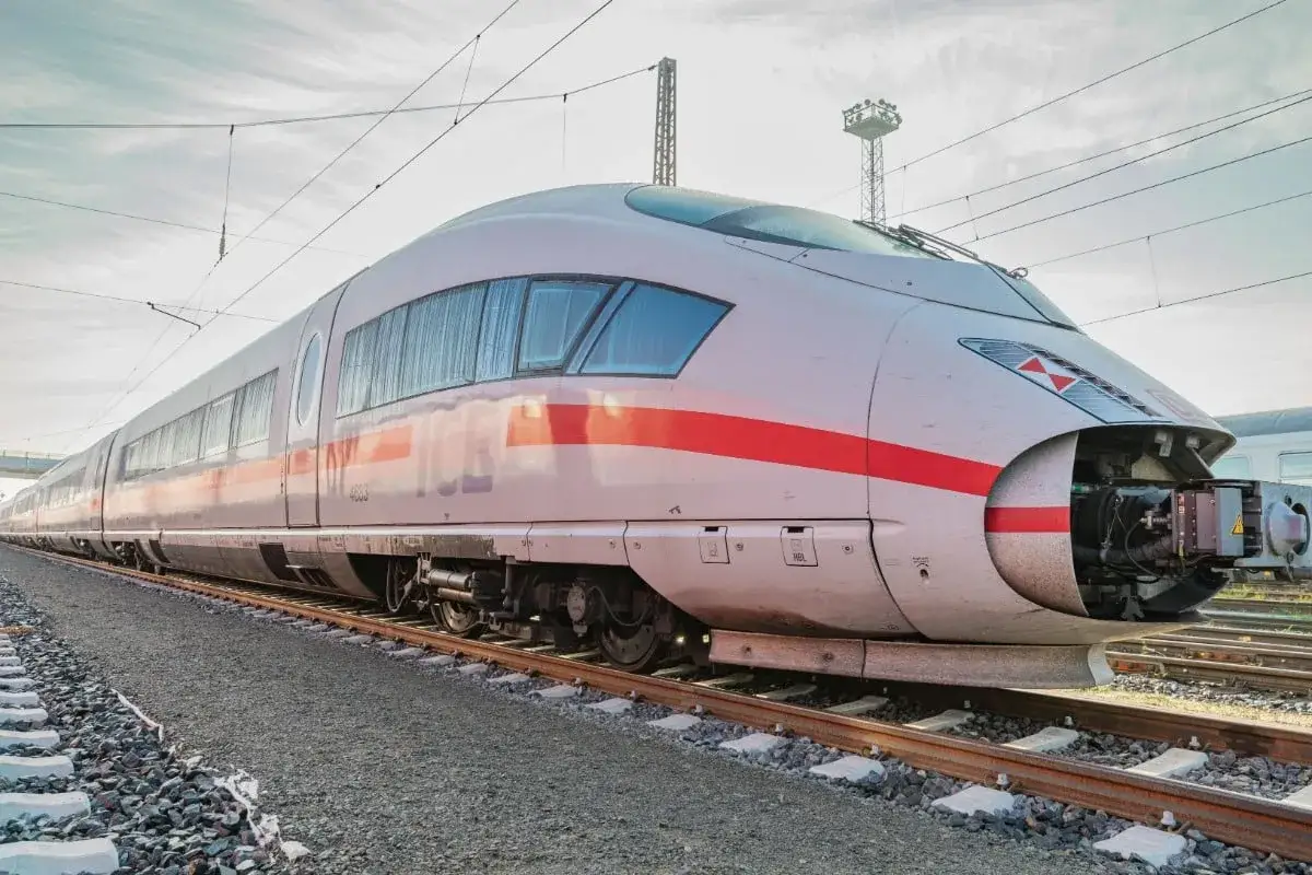 Nowoczesny pociąg ICE na torach. Dowiedz się, jak kupić bilet na pociąg w Niemczech, by podr&oacute;żować tymi szybkimi składami.
