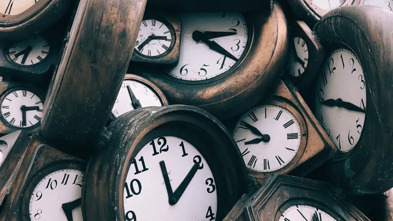 Montón de relojes antiguos, algunos con números romanos. El 0505 significado espiritual podría ser un recordatorio de que el tiempo es valioso.