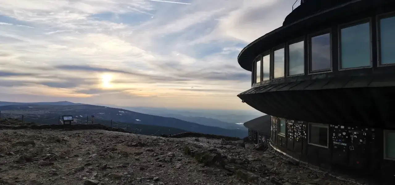 Geb&auml;ude an der Schneekoppe mit Blick auf die Berge. Die Seilbahn bringt Besucher hierher, um diese Aussicht zu genie&szlig;en.