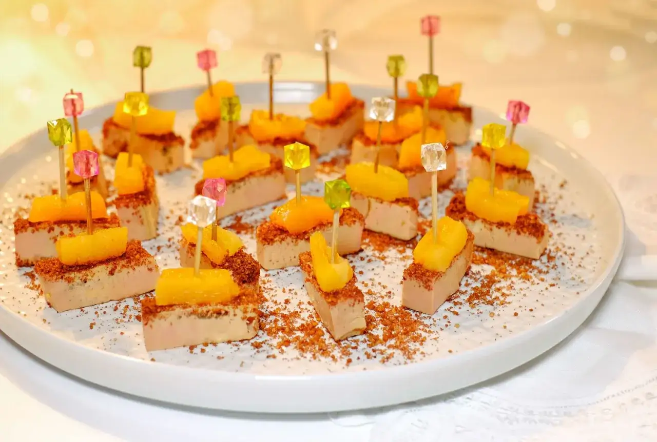 Des bouch&eacute;es de foie gras surmont&eacute;es de fruits et d&eacute;cor&eacute;es de broy&eacute;s, une fa&ccedil;on originale de servir ce d&eacute;lice.