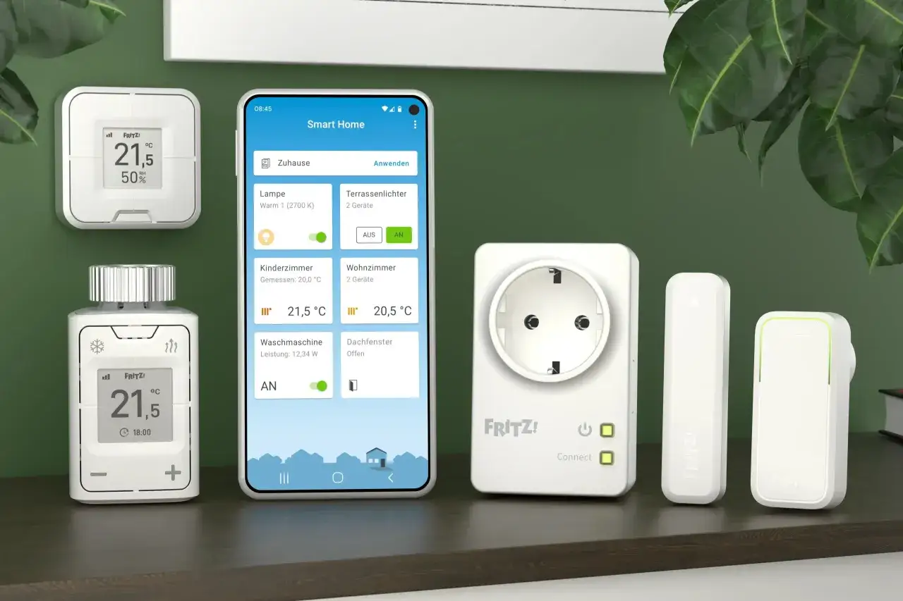 Geräte für ein Smarthome: Heizkörperthermostat, Temperatur-/Luftfeuchtigkeitssensor, Steckdose, Schalter und Smartphone-App.