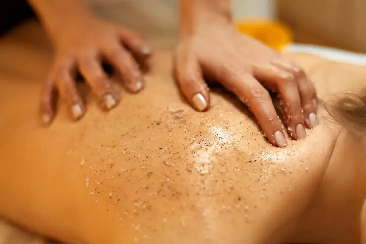 kobieta wykonuje peeling ciała