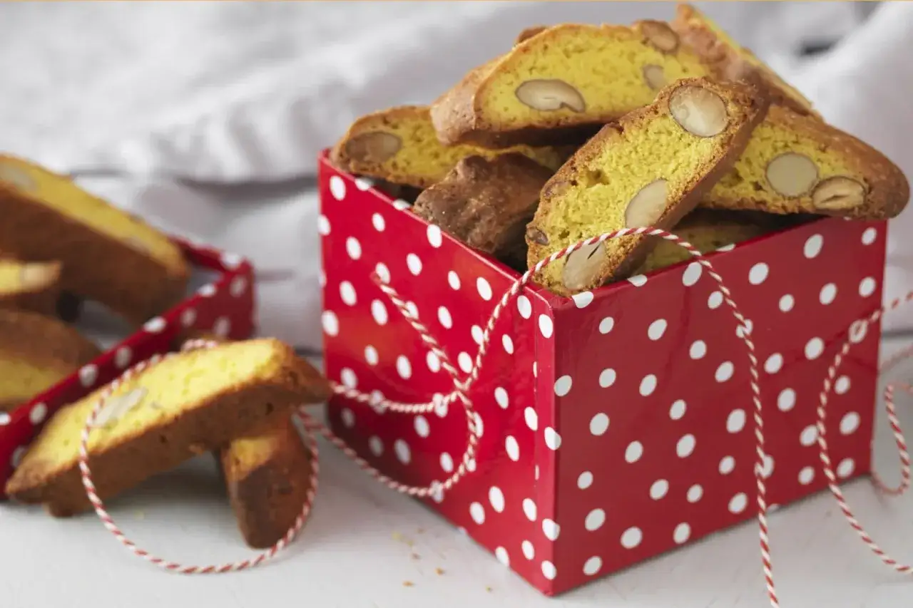 En r&ouml;d prickig l&aring;da fylld med saffransbiscotti med mandel. En h&auml;rlig juldoft sprider sig.