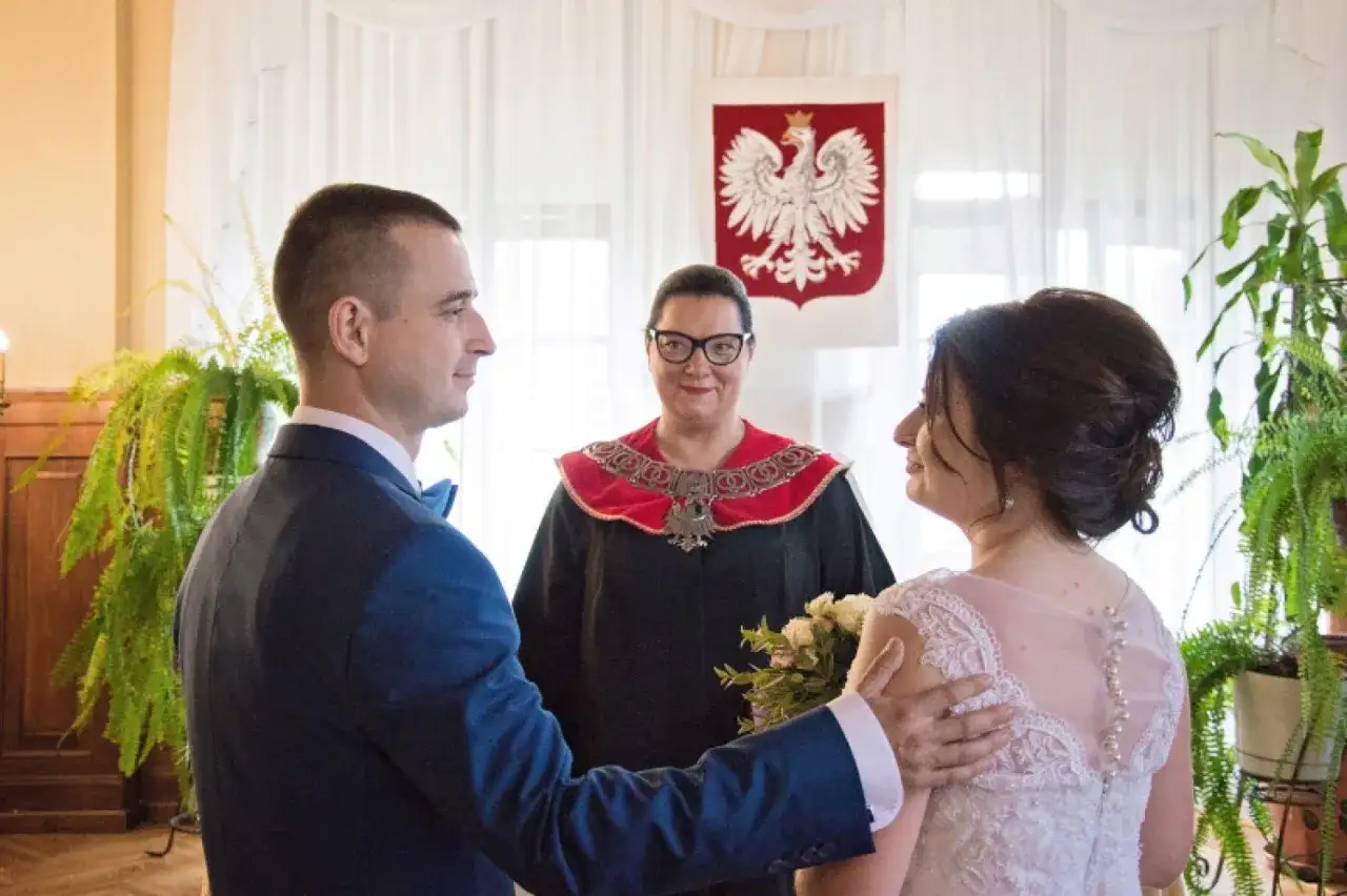 para młoda z urzędnikiem i świadkami