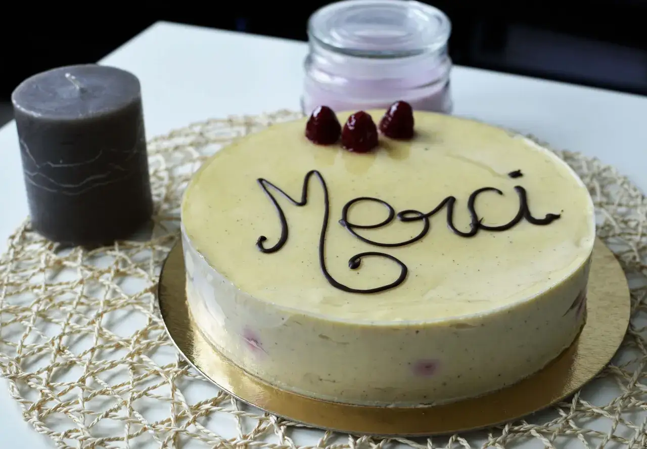 Un d&eacute;licieux bavarois framboise, orn&eacute; d'un 