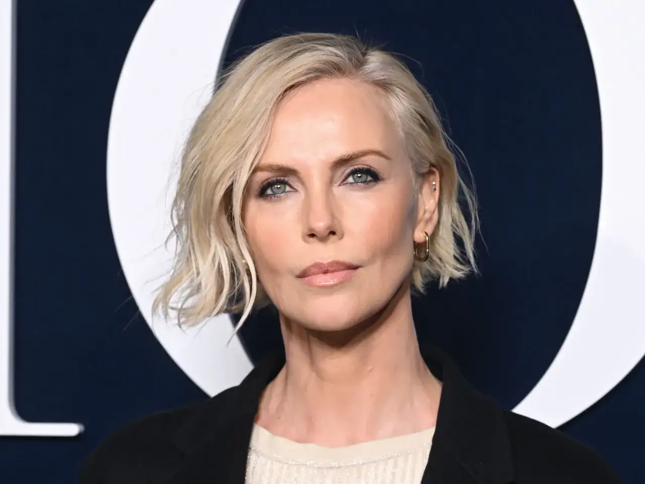 Charlize Theron mit einem lässigen, schulterlangen Bob, der perfekt zu den unkomplizierten Frisuren mittellang ab 50 passt.