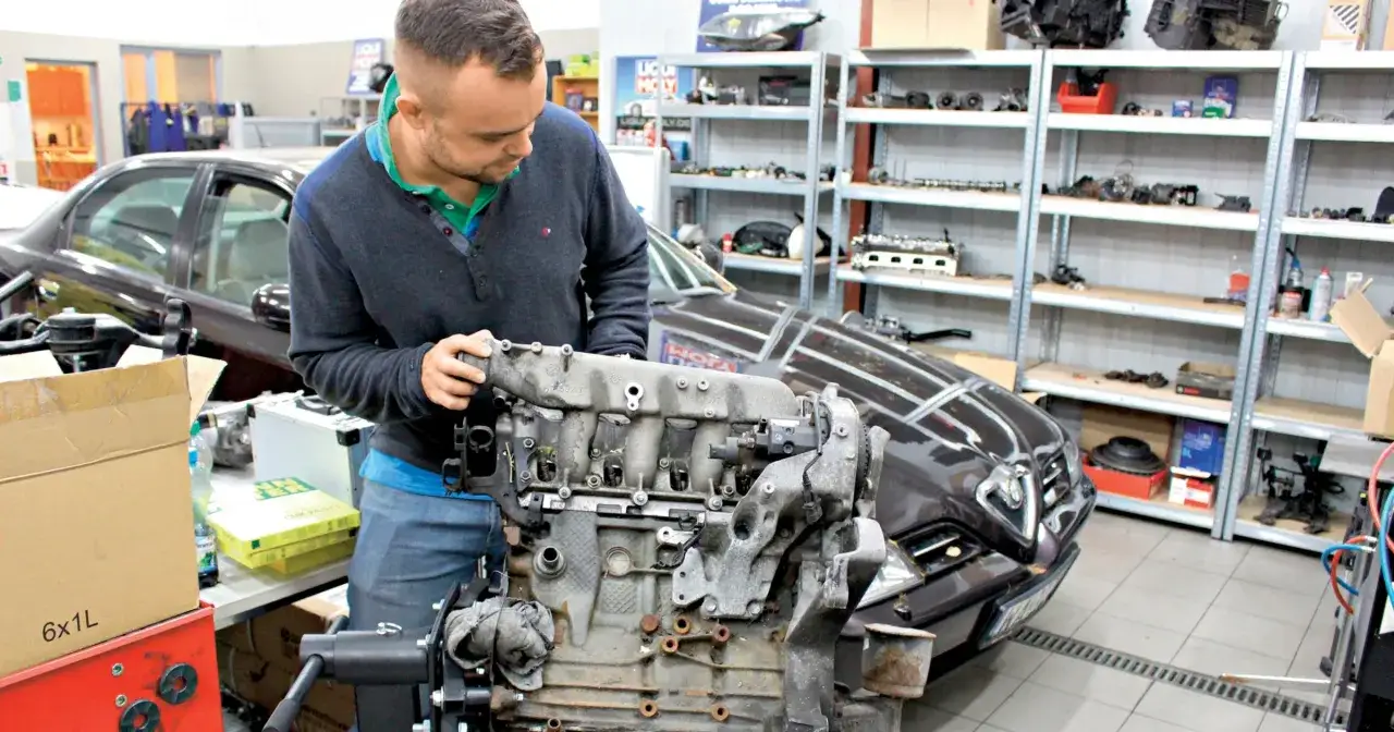 Uszkodzony silnik samochodu, mechanik diagnozujący silnik