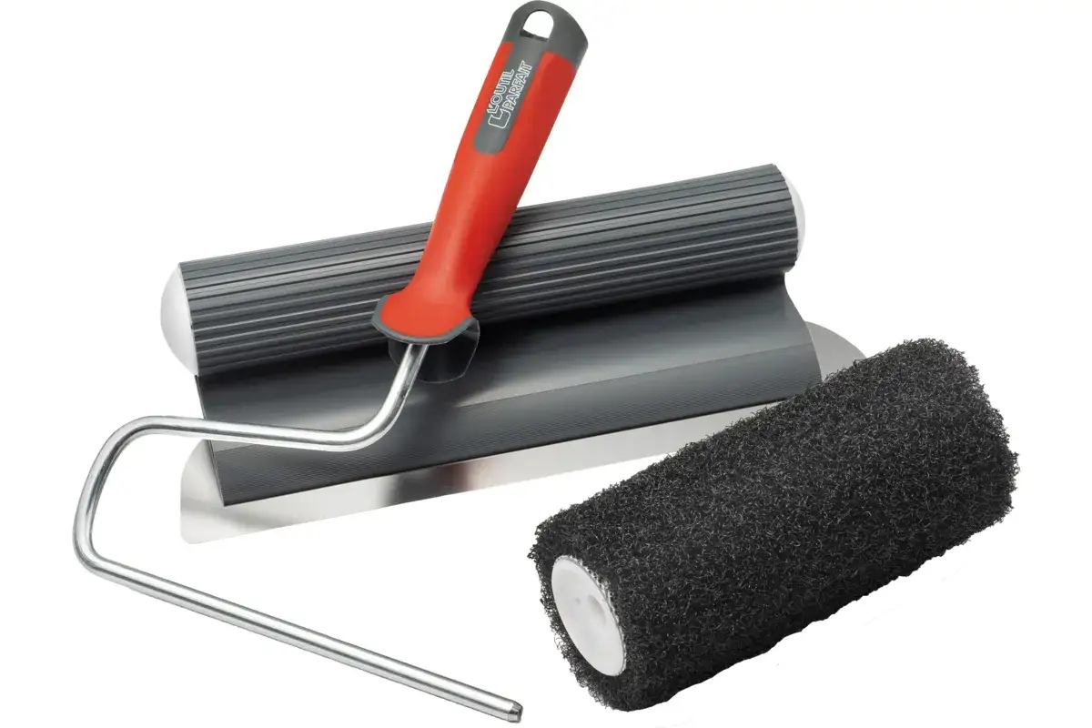 Outils pour faire de l'enduit : une taloche, un rouleau textur&eacute; et un rouleau &eacute;ponge.