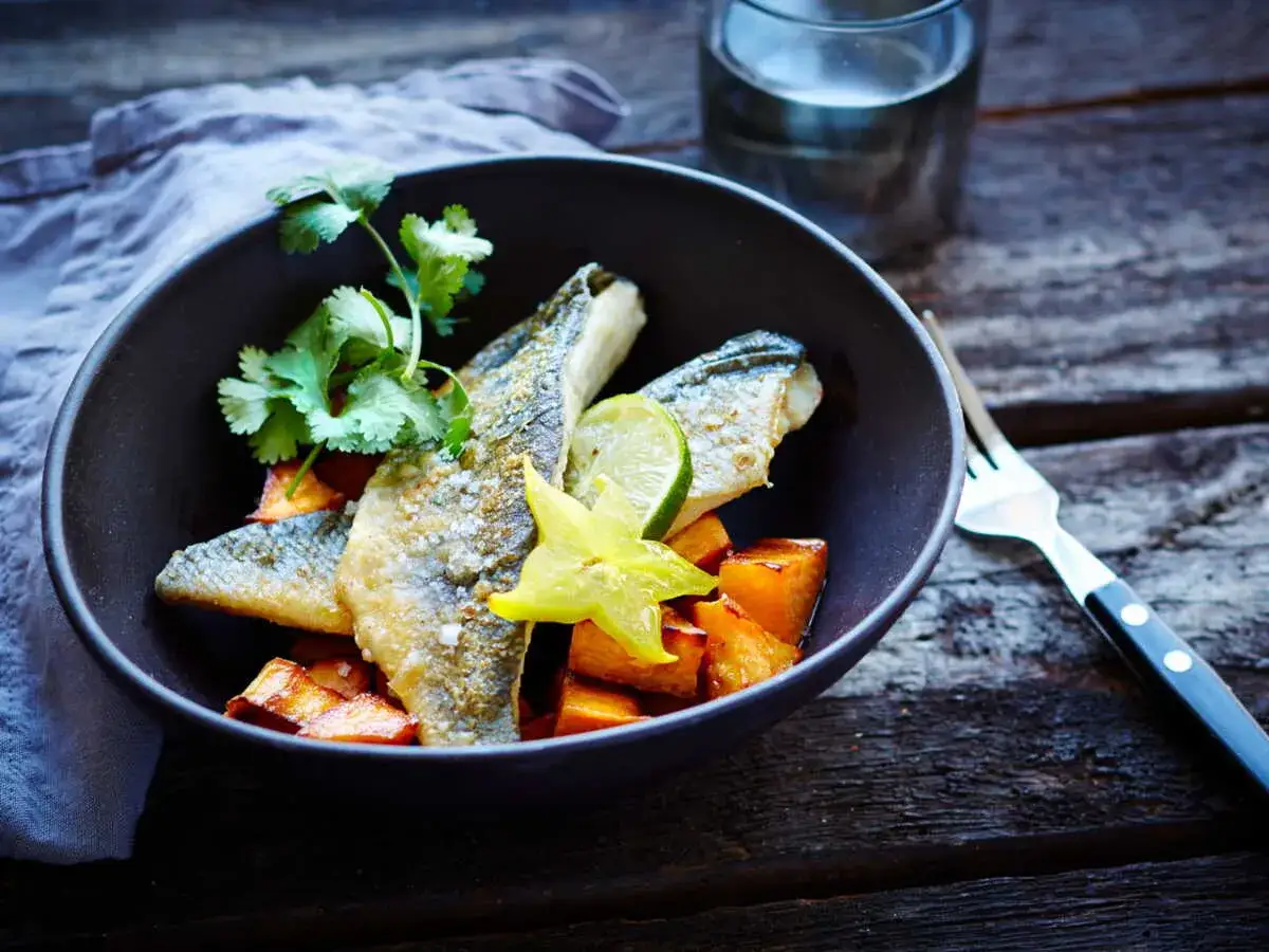Dorade grillée sur plancha, servie avec des dés de patate douce rôtie, coriandre fraîche, citron vert et carambole. Un délice !