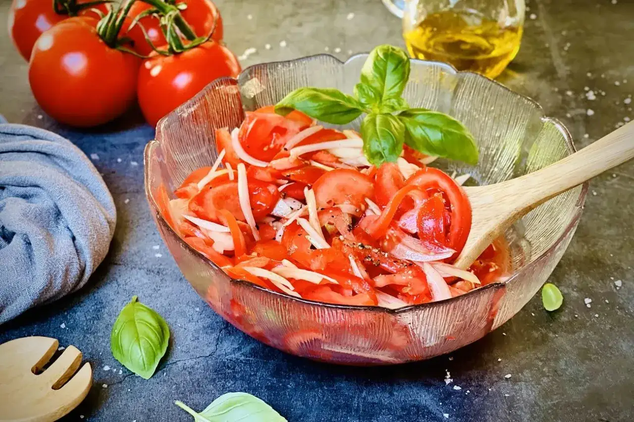 Frischer Tomatensalat mit Zwiebeln und Basilikum, ein einfaches tomatensalat rezept.