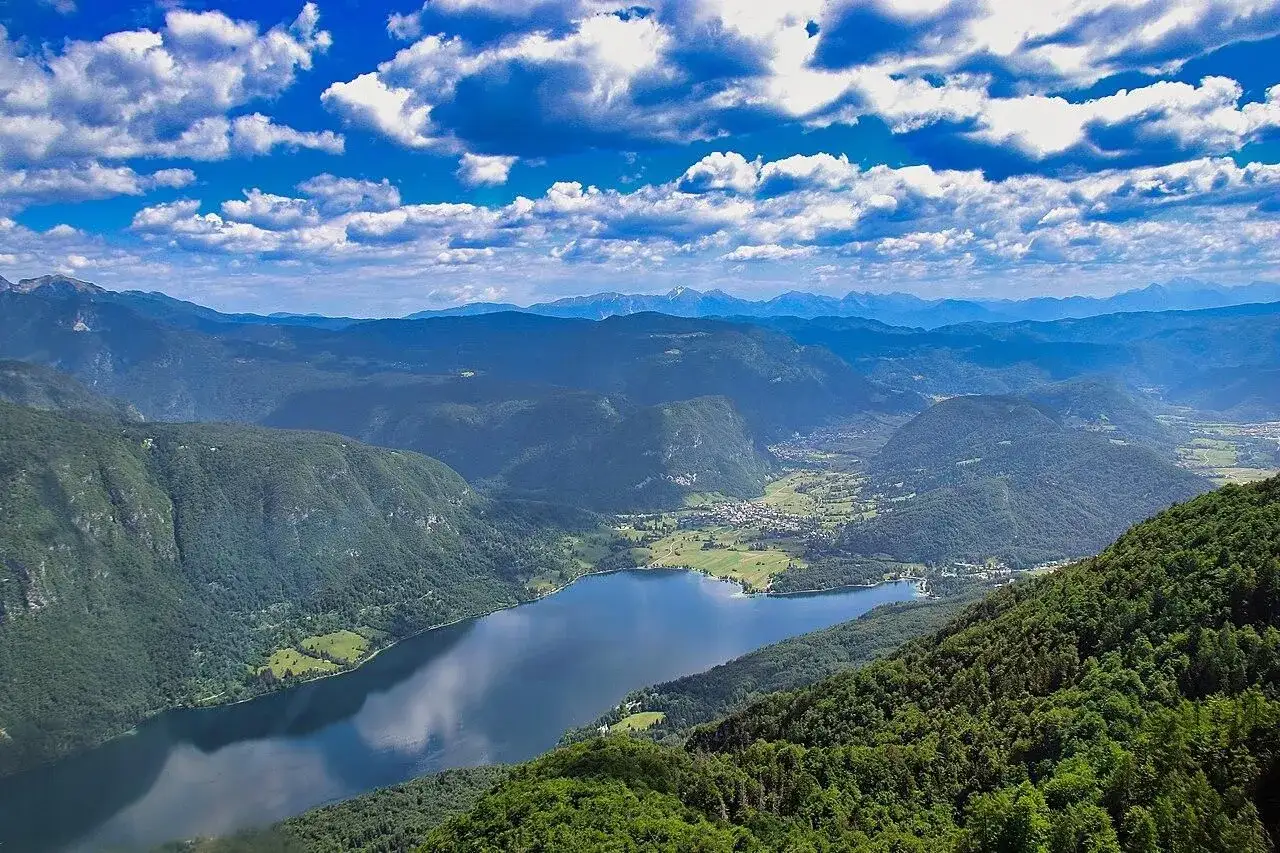 Widok na jezioro Bohinj i dolinę w Słowenii, jedno z najpiękniejszych miejsc w kraju.
