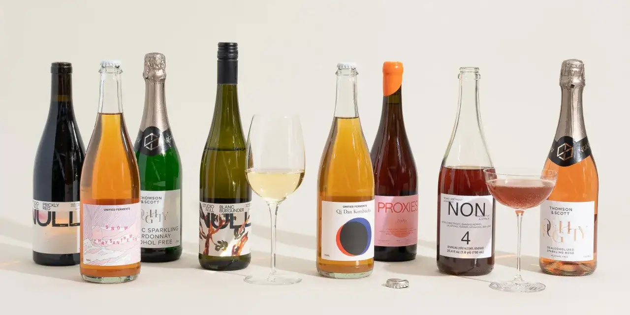Różnorodne wina bezalkoholowe, w tym czerwone, białe, różowe i musujące. Idealne dla dbających o wino bezalkoholowe kcal.