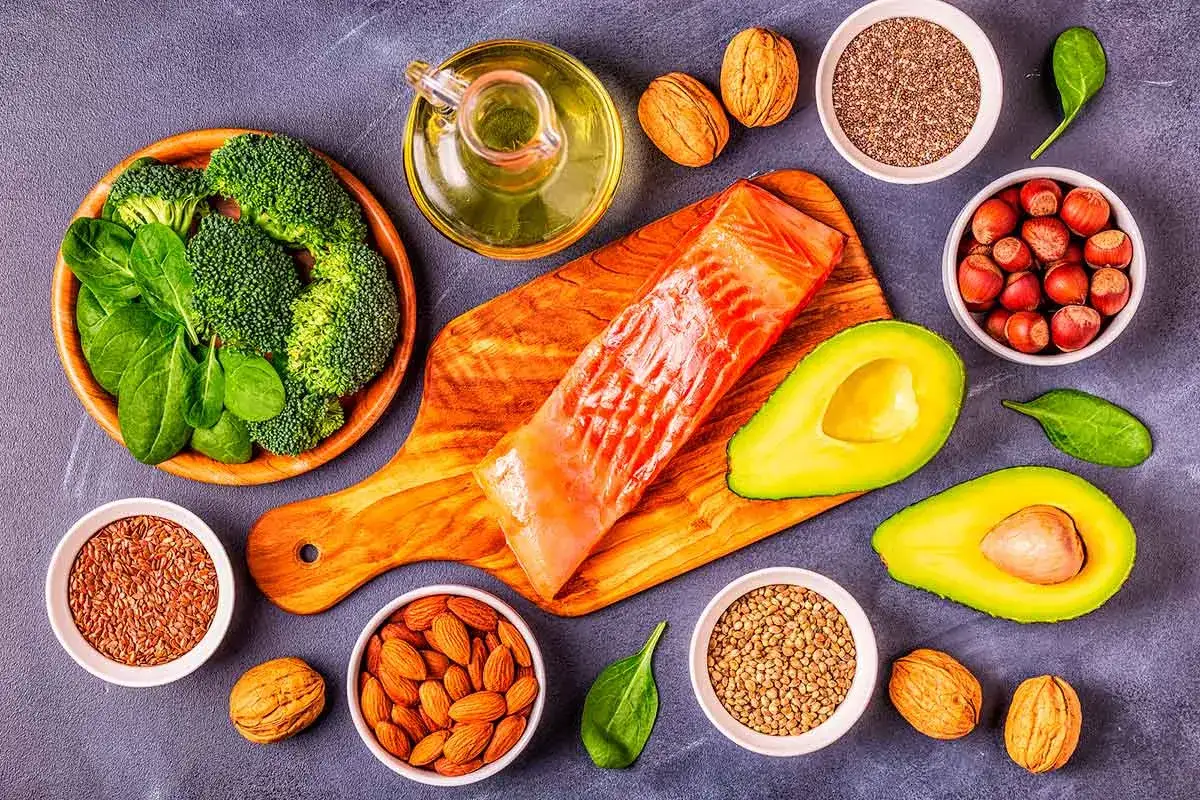 Salm&oacute;n, aguacate, br&oacute;coli, espinacas, nueces, almendras, semillas de ch&iacute;a y lino. &iexcl;Una mesa llena de alimentos omega 3!