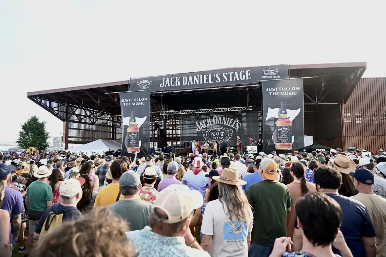 Tłum ludzi na festiwalu muzycznym pod sceną Jack Daniel's.