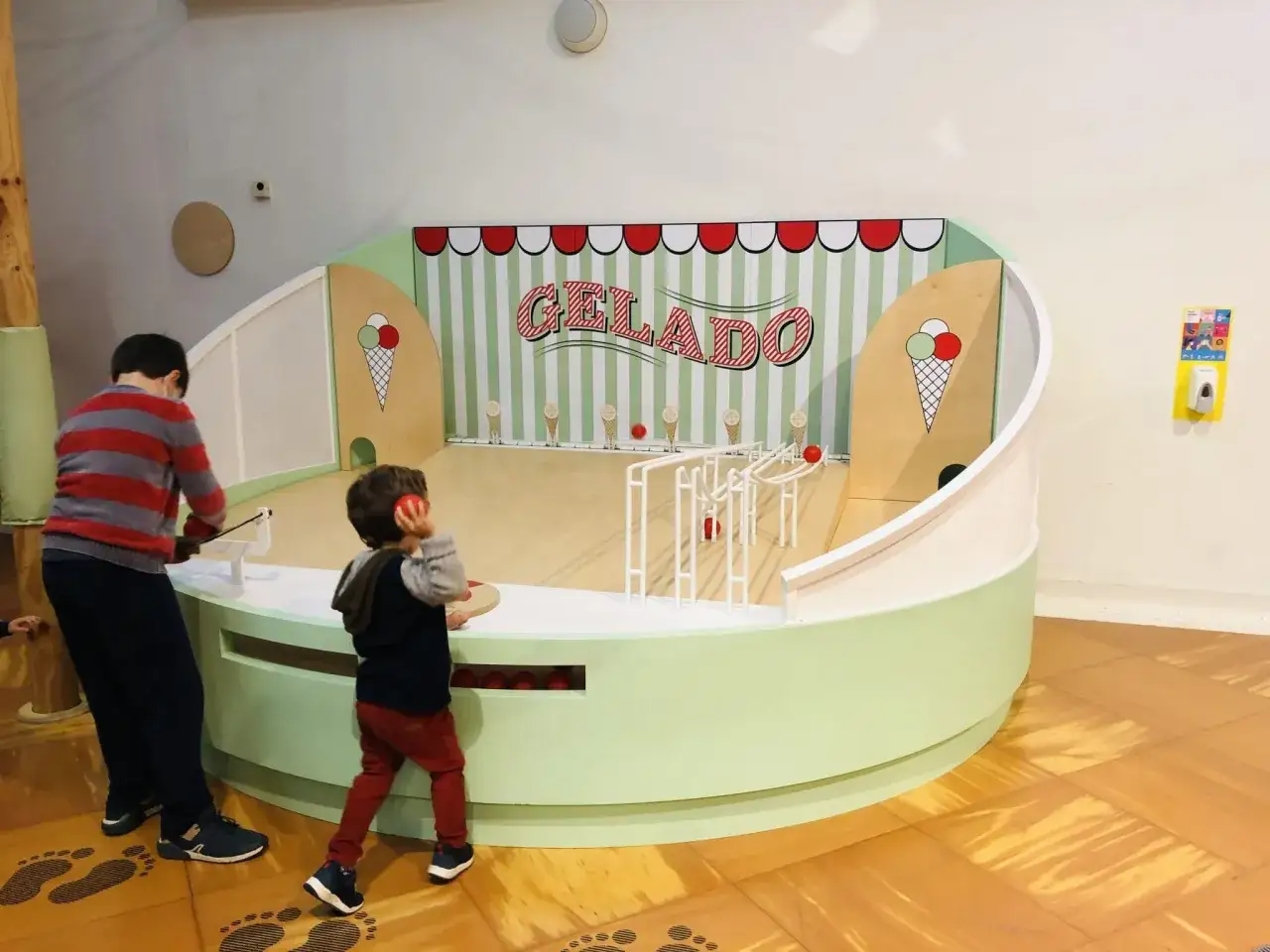 Ni&ntilde;os jugando en un divertido juego de lanzar pelotas en Lisboa. &iexcl;Una actividad perfecta para disfrutar de Lisboa con ni&ntilde;os!