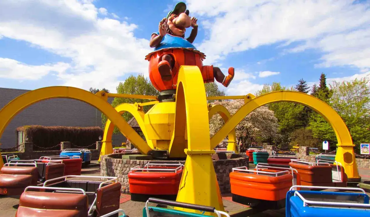 Kolorowa karuzela z postacią wesołego skrzata to jedna z atrakcji w Heide Park.