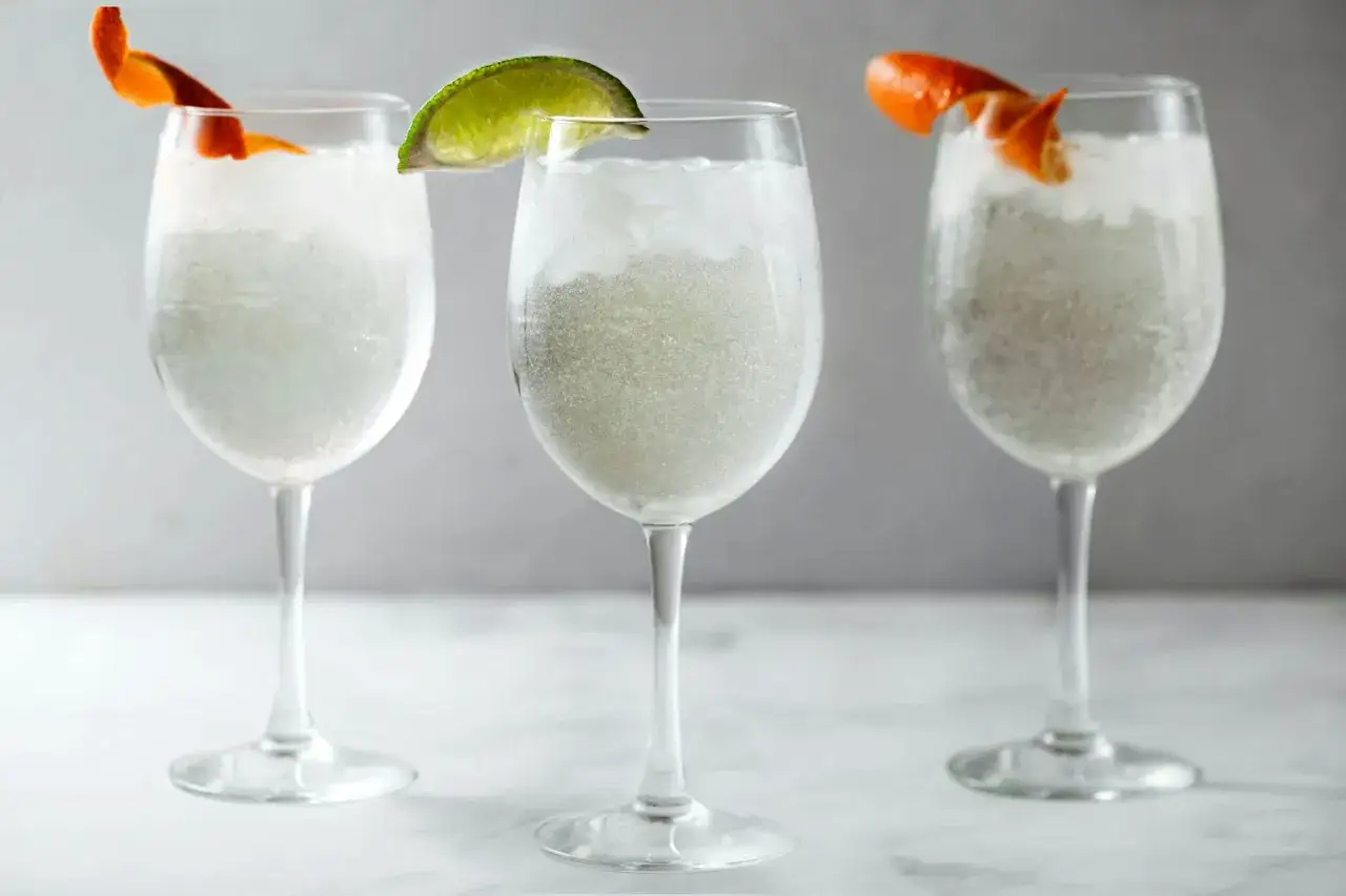 Orzeźwiający drink z białym winem, lodem i plasterkiem limonki. Idealny na letnie popołudnie.