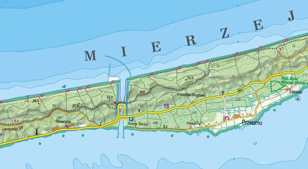 Mapa pokazuje Mierzeję Wiślaną, z zaznaczonymi miejscowościami Nowy Świat i Przebrno. To idealne miejsca, by sprawdzić, gdzie najbliżej nad morze z Warszawy.