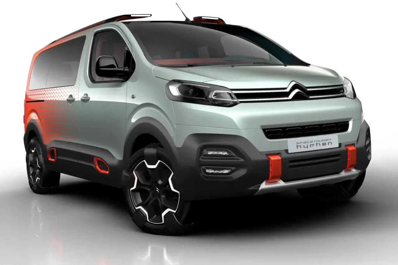 Citroën Spacetourer Hyphen, jaki bus z napędem 4x4, z pomarańczowymi akcentami i terenowym wyglądem.