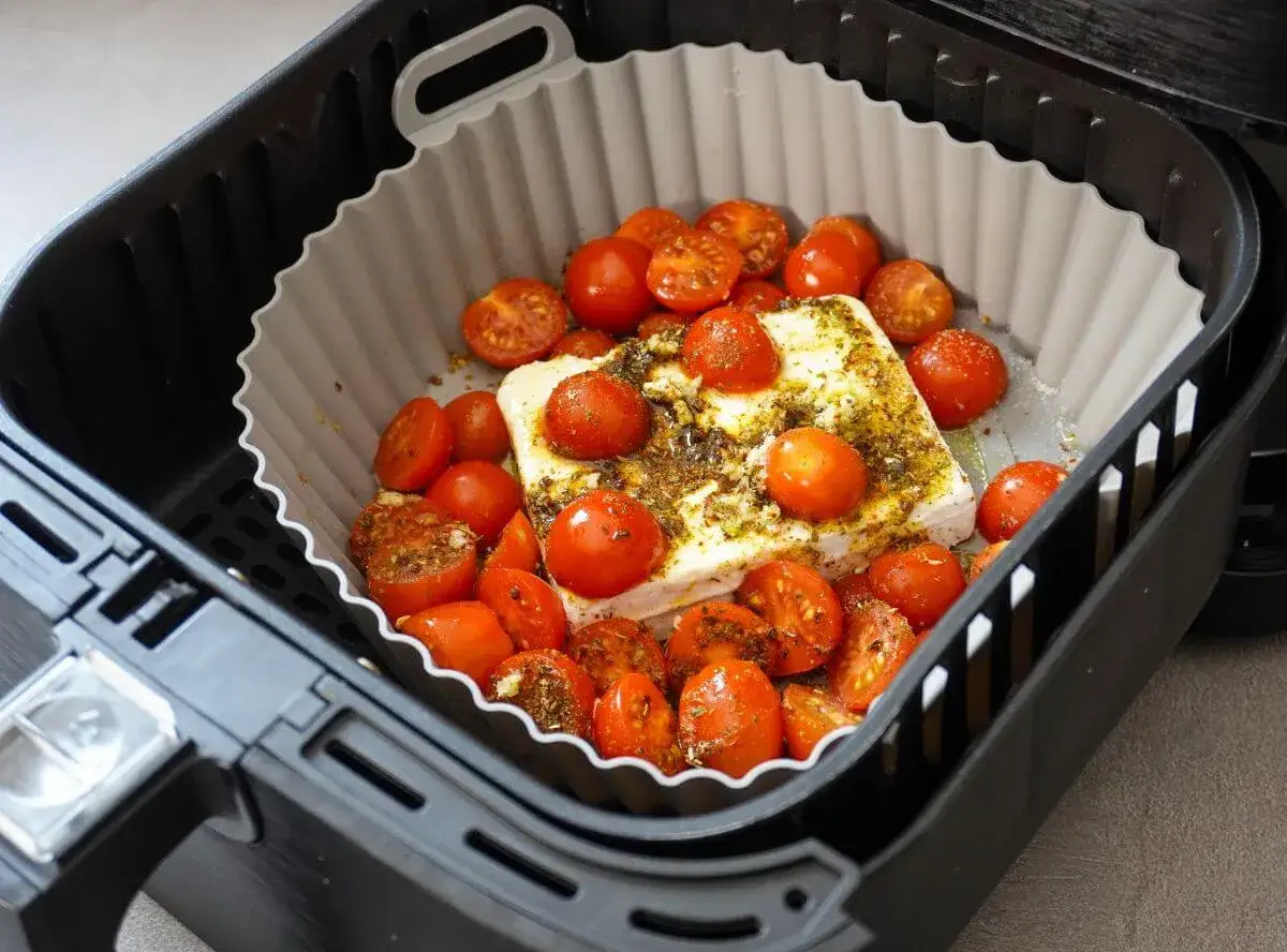 Feta im Airfryer mit Kirschtomaten, gew&uuml;rzt und bereit zum Garen. Ein einfaches und leckeres Gericht.