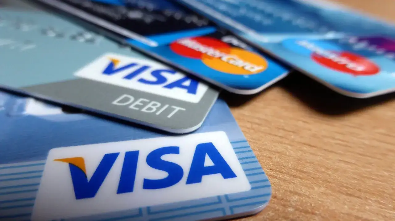 Zbliżenie na karty płatnicze Visa i Mastercard. Idealne do płatności na Islandii, gdzie islandia waluta jest często wymieniana na karty.