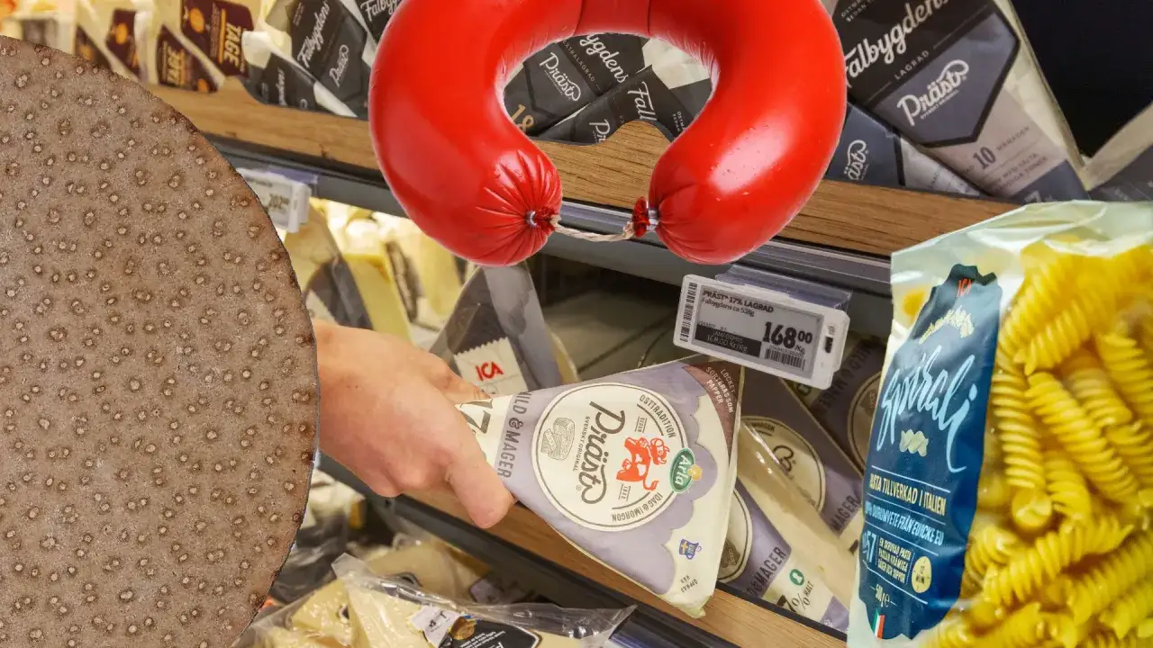 En r&ouml;d falukorv h&auml;nger &ouml;ver ost och pasta. En hand tar en bit pr&auml;stost. Mycket ultraprocessad mat i butiken.