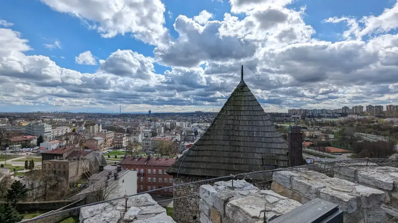 Widok z murów obronnych na miasto i charakterystyczny dach wieży zamku w Będzinie.