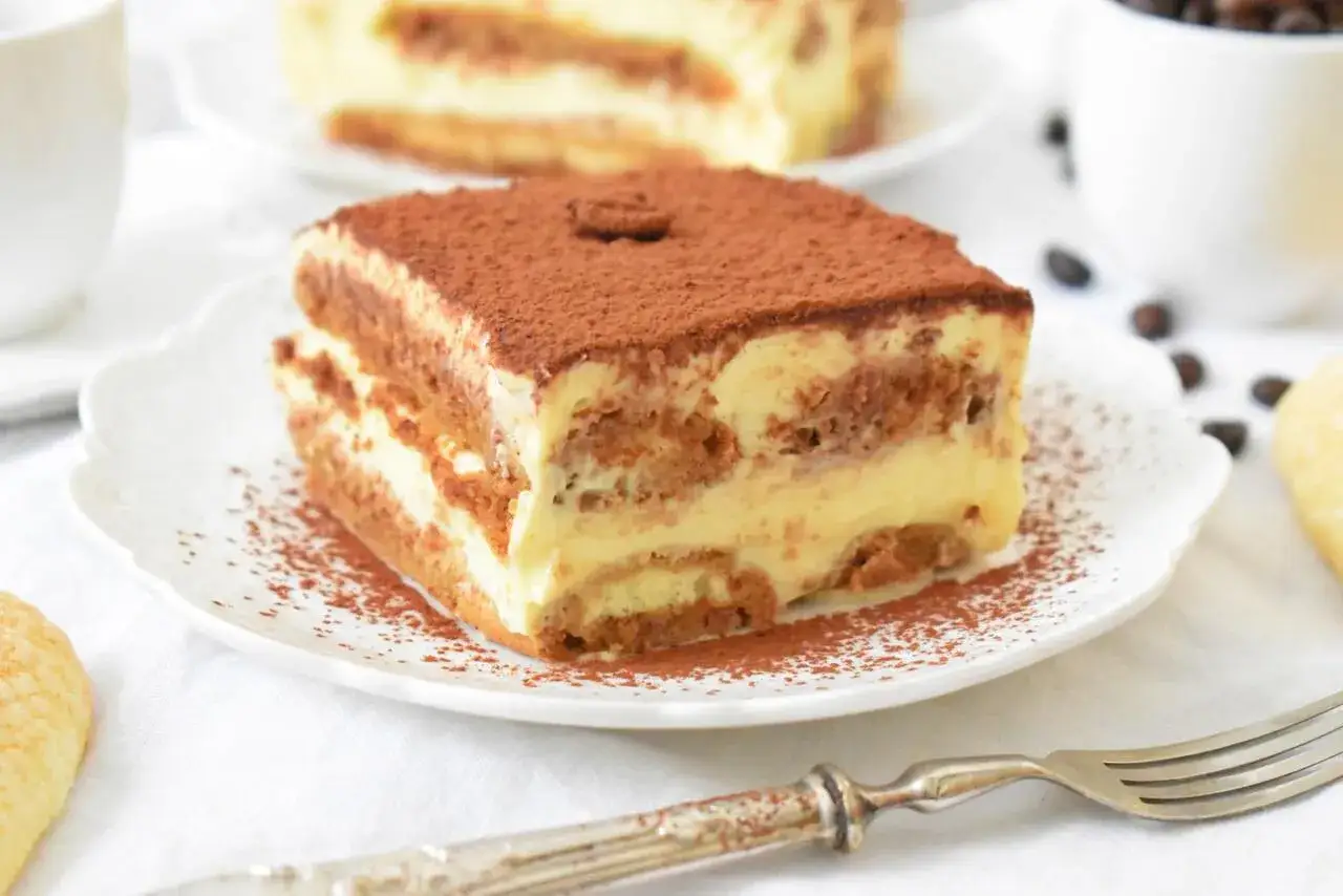 Pyszne tiramisu włoskie, warstwowe ciasto z kremem i biszkoptami, posypane kakao. Idealne na deser.