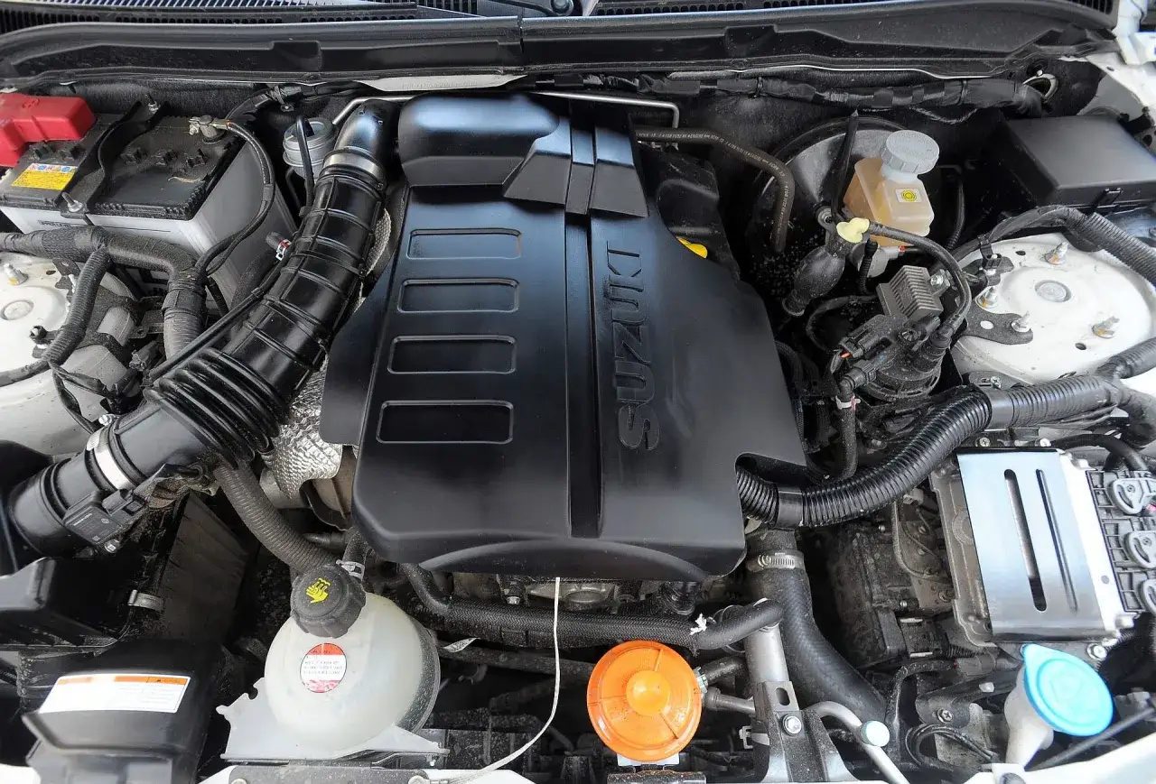 Silnik Suzuki Vitara. Jaki silnik najlepszy? Tu widać serce tego auta, gotowe do drogi.