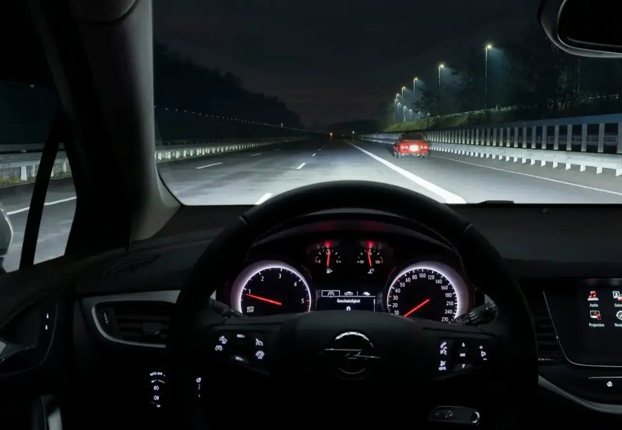 Conducir de noche en una autopista con poca iluminación y un solo coche delante son circunstancias del entorno que favorecen la aparición de fatiga.