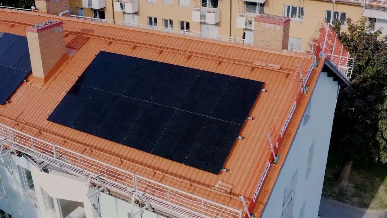 Solf&aring;ngare p&aring; ett tegeltak visar hur solenergi f&aring;ngas upp. Byggnadsst&auml;llningar indikerar installation eller underh&aring;ll.