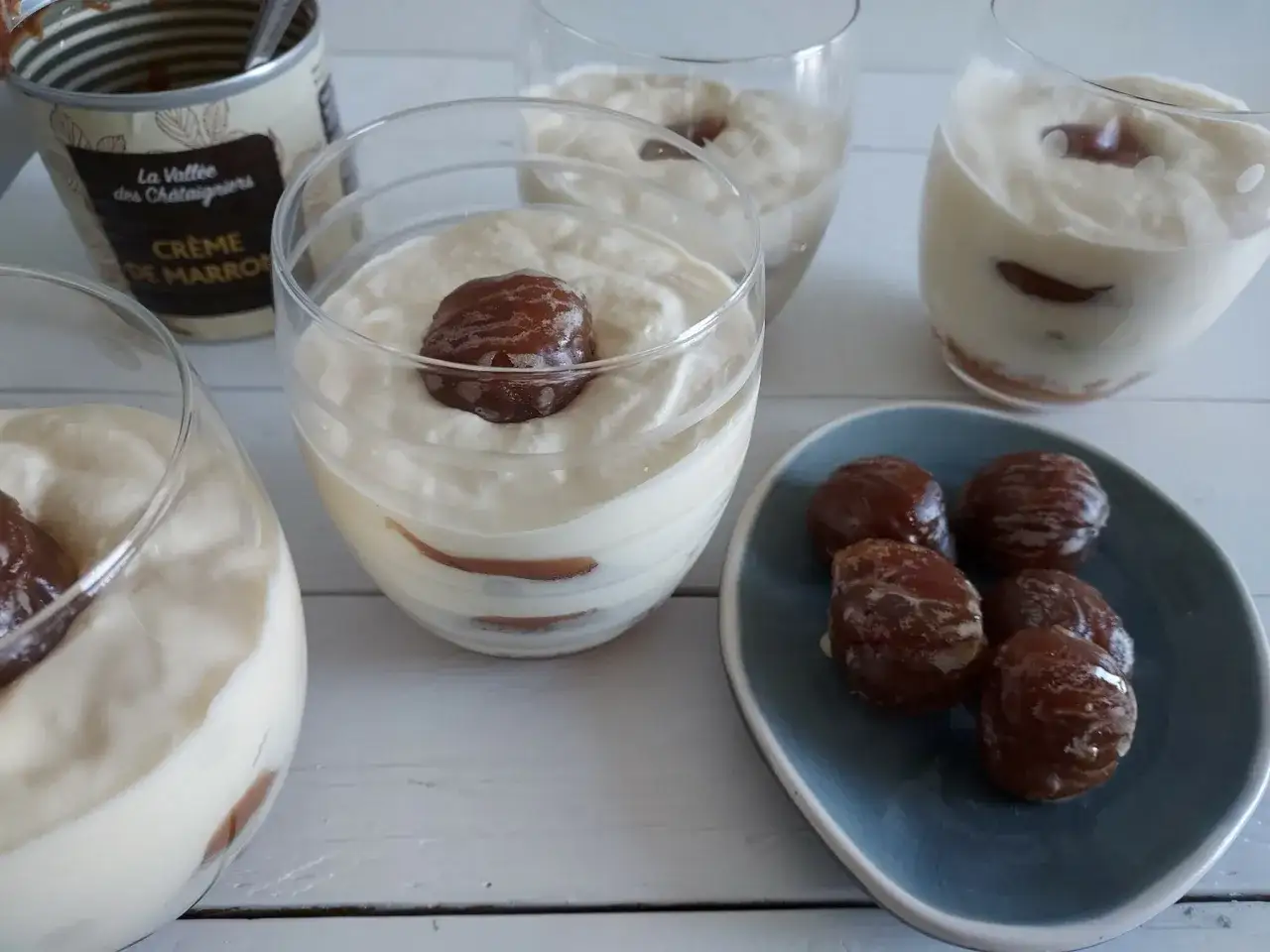 Verrines gourmandes &agrave; la cr&egrave;me de marron, garnies de marrons glac&eacute;s. Un d&eacute;lice sucr&eacute;-sal&eacute; pour les amateurs de ch&acirc;taigne.