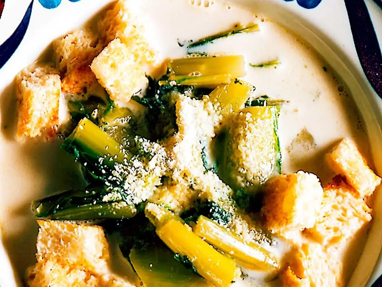 Krämig mangoldsoppa med krutonger och parmesan. Ett enkelt mangold recept som passar perfekt till lunch.