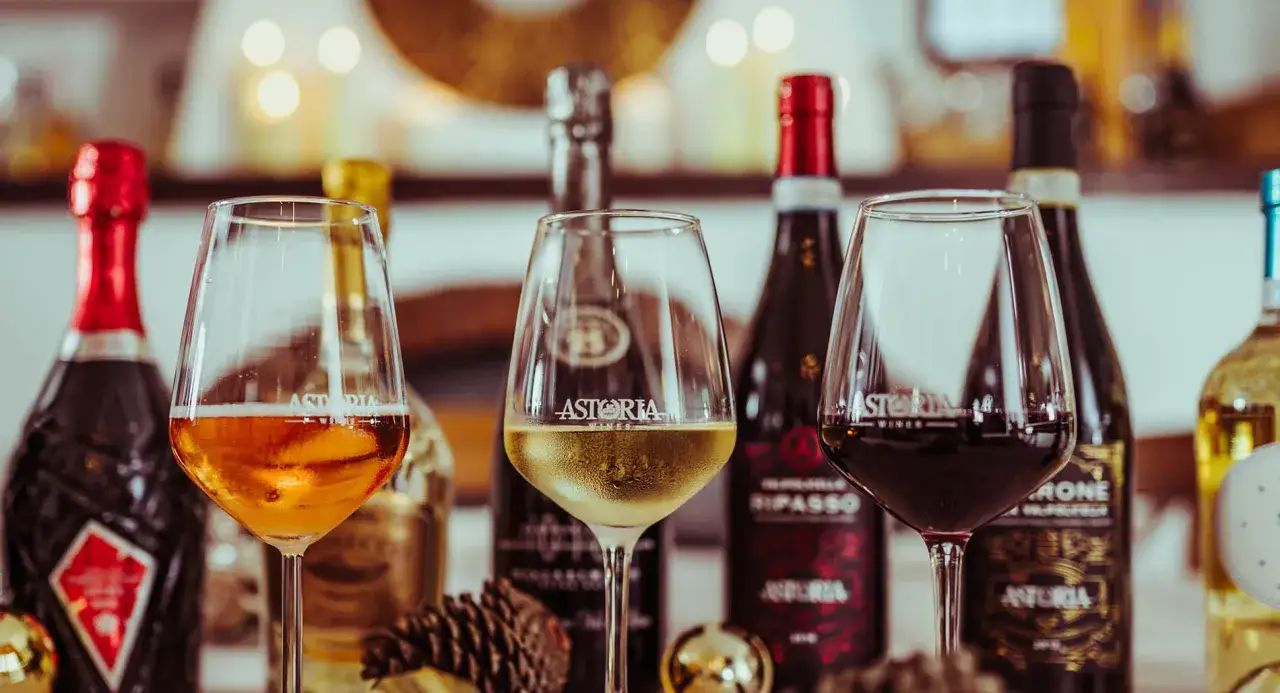 Copas de vino tinto, blanco y rosado de Astoria. Disfruta de un delicioso vino sin histamina en esta elegante presentación.