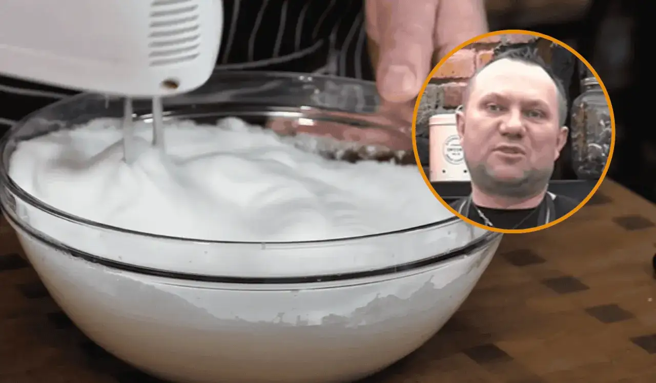 Mieszanie białek na puszystą pianę w szklanej misie. W rogu widać kucharza.
