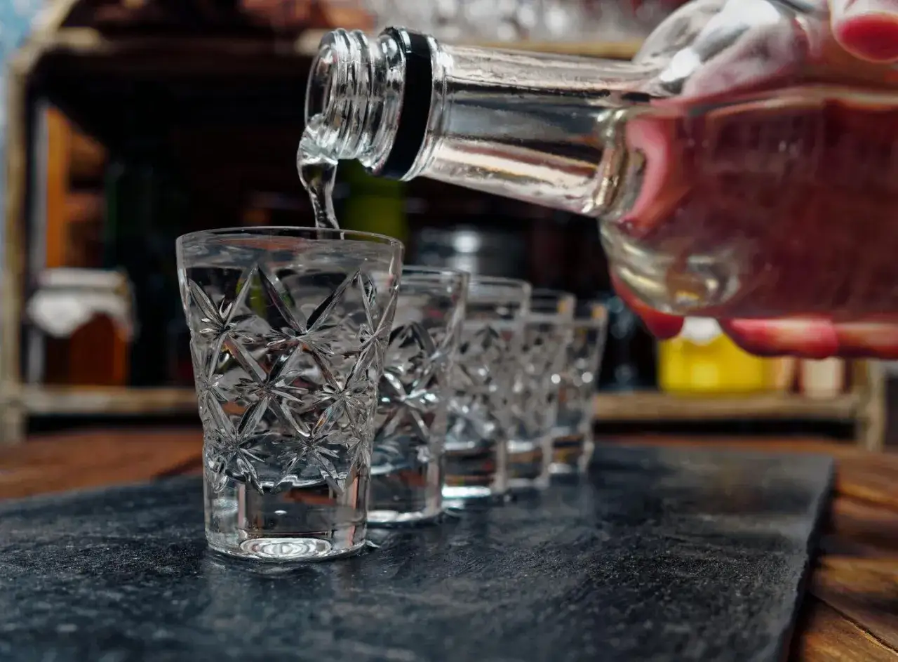 Wódka nalewana do kieliszków. Czy w 2026 roku wzrośnie akcyza na alkohol etylowy o kolejne 15 procent?