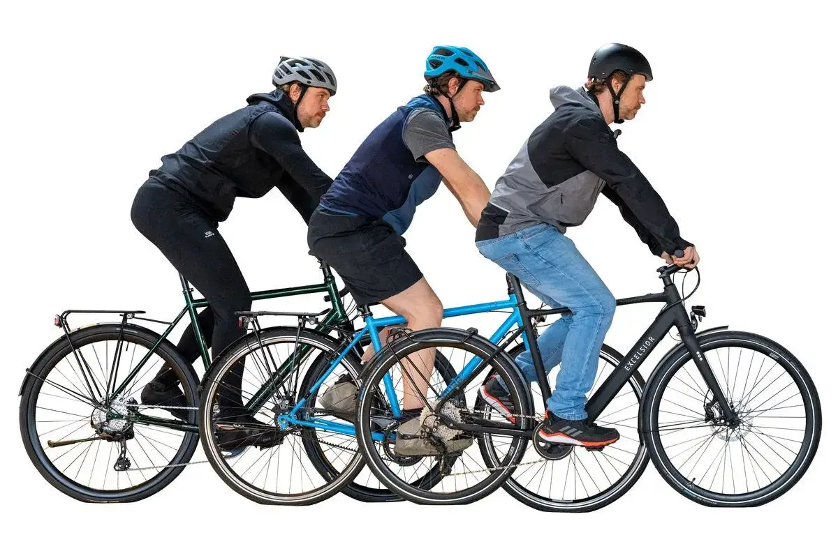 Drei M&auml;nner auf Fahrr&auml;dern, die unterschiedliche Haltungen zur Fahrrad Ergonomie zeigen.