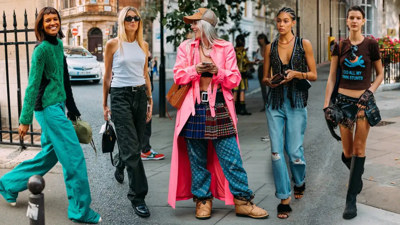 Kobiety w miejskim stylu, pokazujące, co to znaczy streetwear: luźne spodnie, kolorowe swetry, kurtki i oryginalne dodatki.
