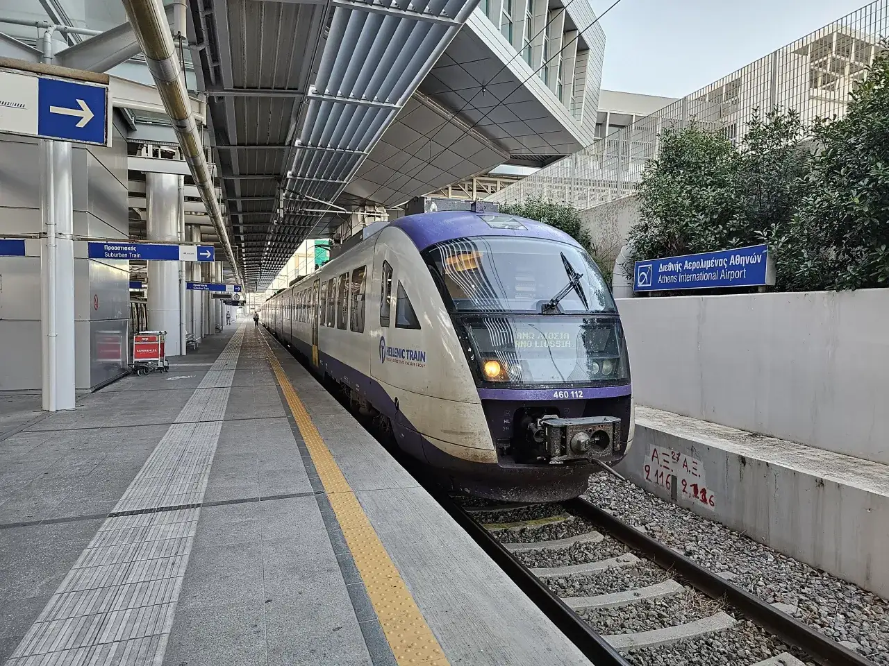 Pociąg Hellenic Train na peronie portu lotniczego Ateny.