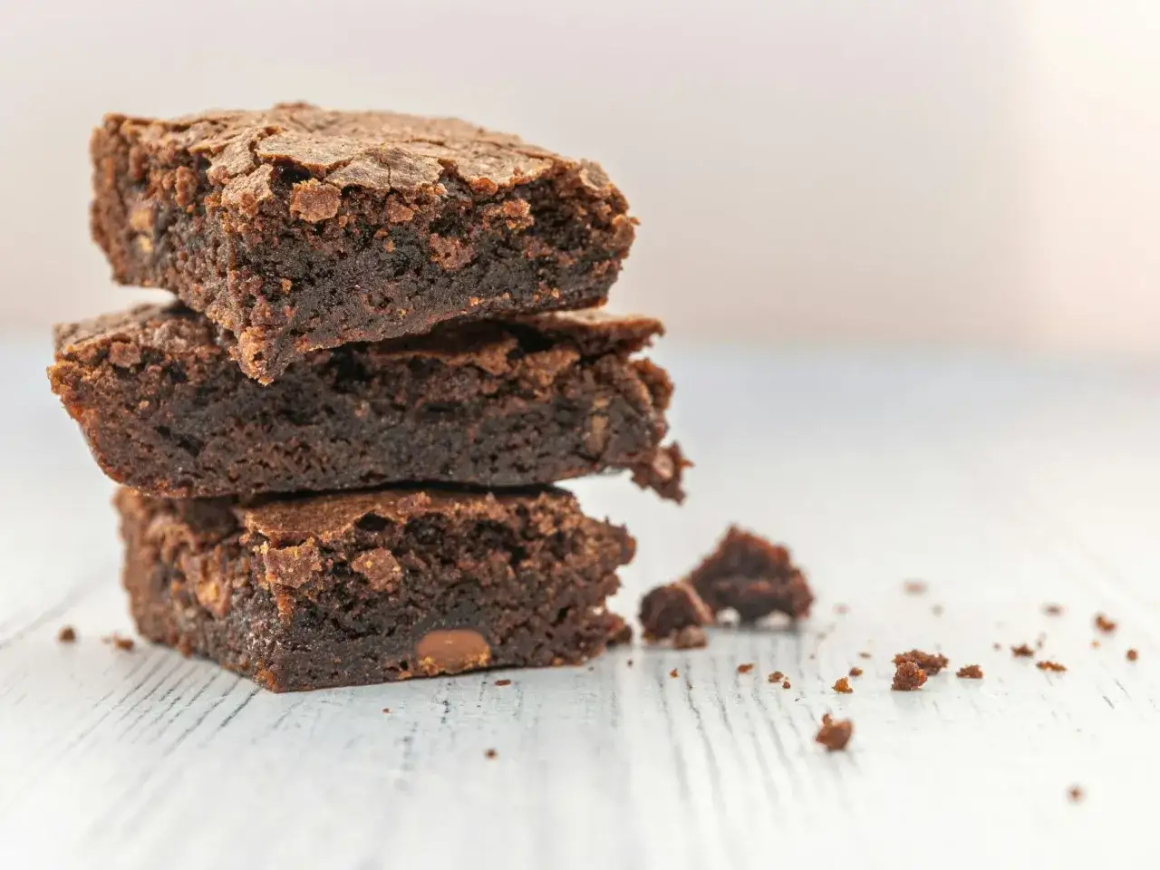 Stos klasycznych brownie, idealnych na deser. Ten przepis na brownie jest prosty i pyszny.