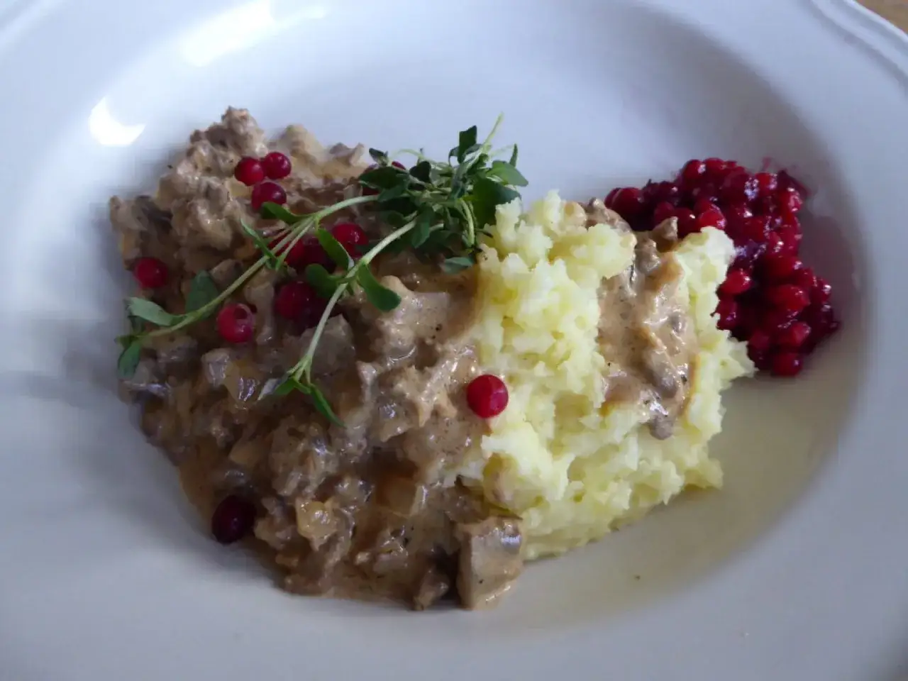 Krämig renskav med potatismos och lingon. Ett klassiskt svenskt renskav recept som passar perfekt till helgmiddagen.