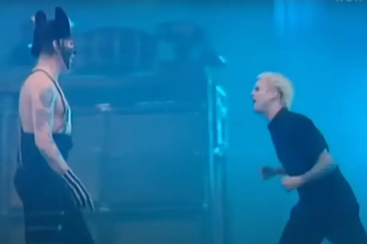 John 5 mit Hasenohren und Marilyn Manson auf der Bühne.