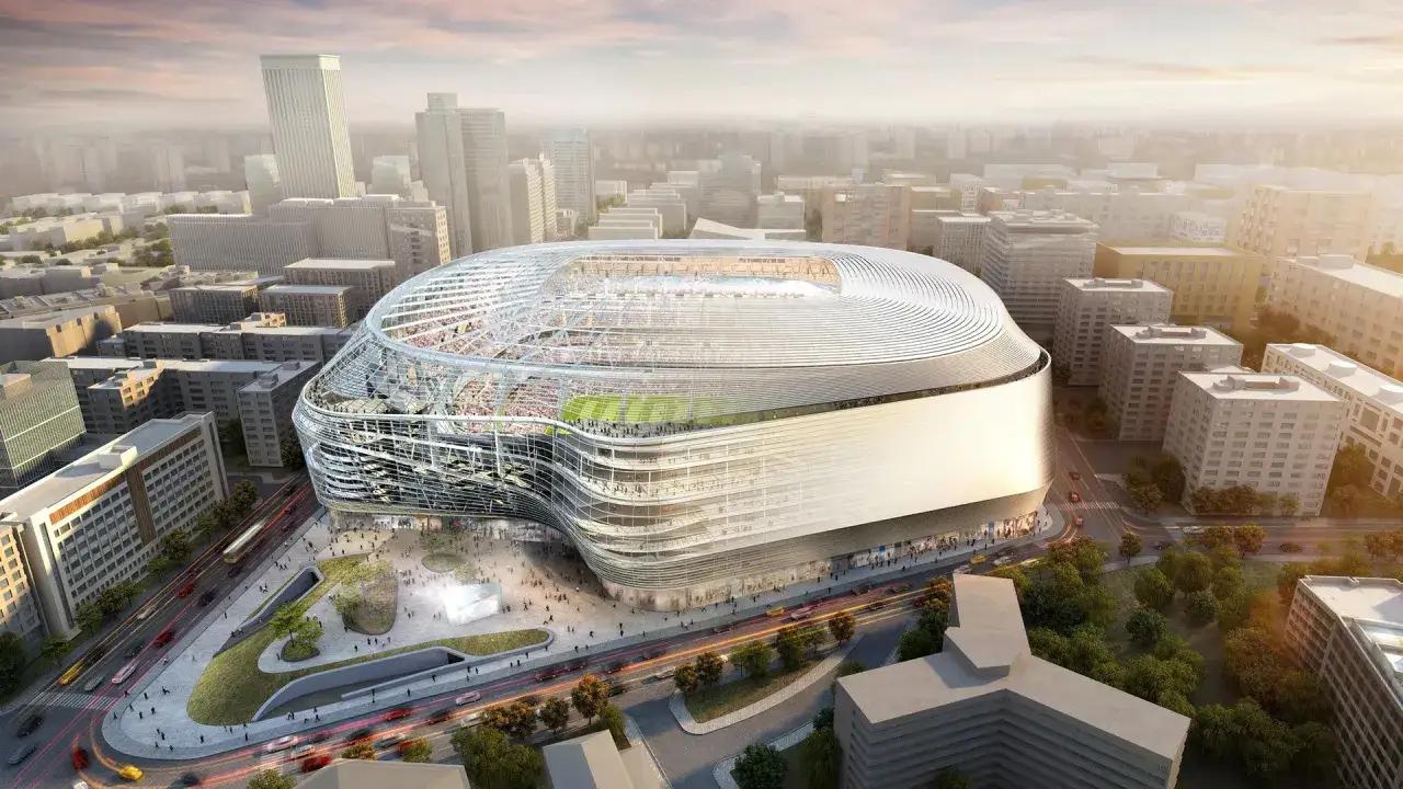Nowoczesny stadion Santiago Bernabéu, przyszła pojemność stadionu Realu Madryt robi wrażenie. Futurystyczna architektura i tłumy kibiców.