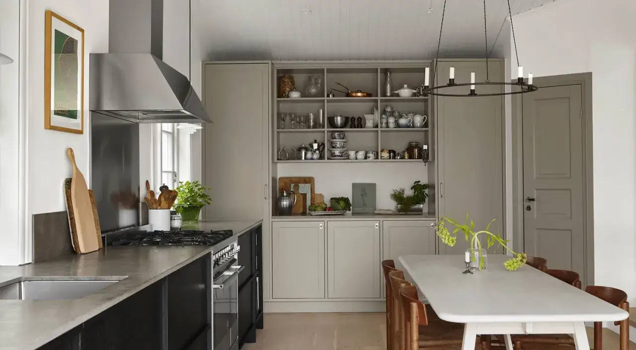Ett stilrent k&ouml;k med matplats, inspirerat av Johanna Bradford blogg. Gr&aring; k&ouml;ksluckor, rostfri k&ouml;ksfl&auml;kt och en vacker hylla med porslin.