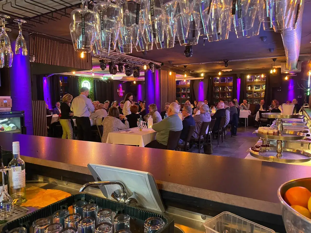 Gem&uuml;tliche Atmosph&auml;re bei Veranstaltungen in Bergisch Gladbach. G&auml;ste genie&szlig;en ein Abendessen im Havana Club.