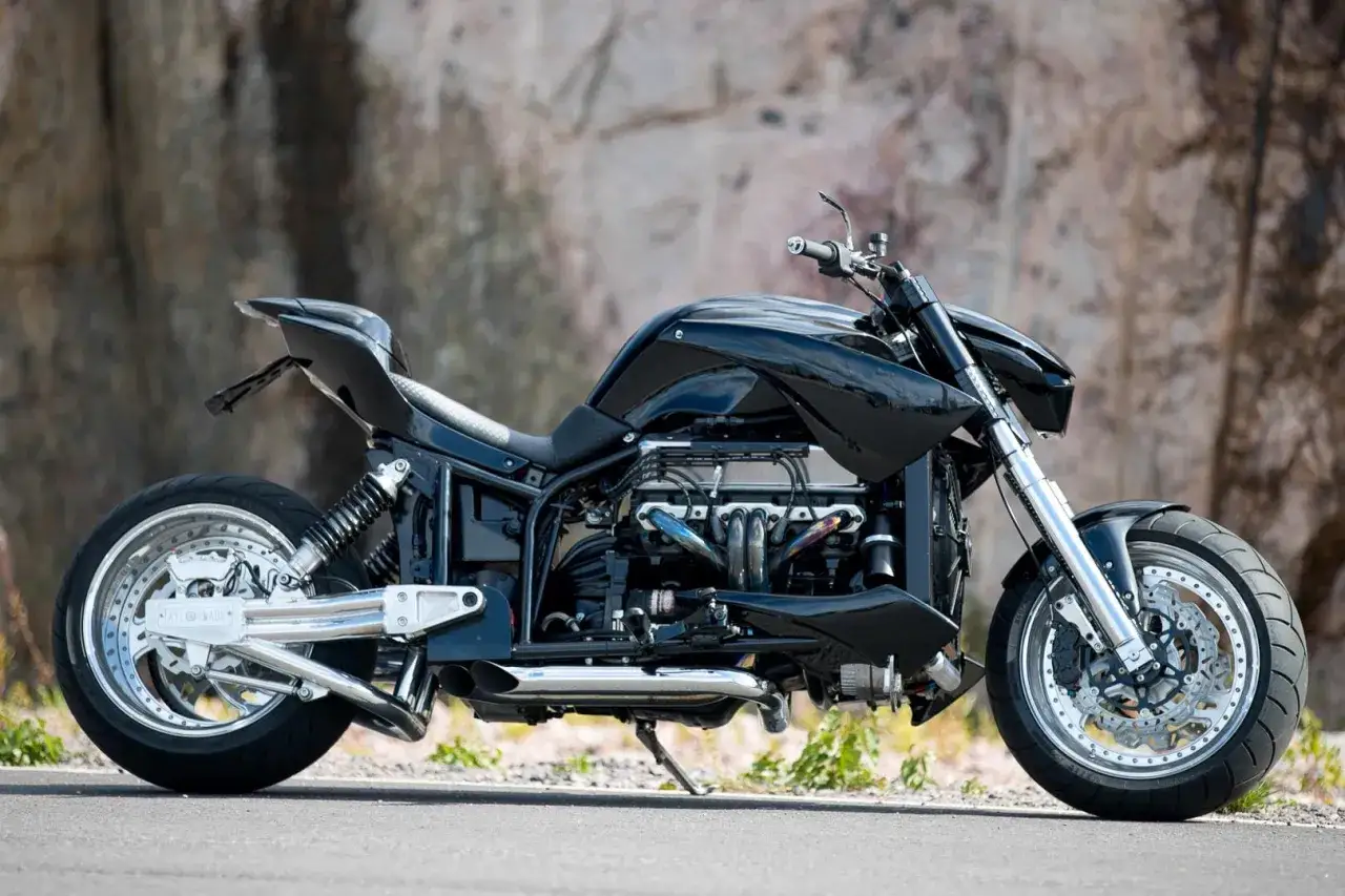 Schwarze Boss Hoss V8 mit mächtigem Motor, bereit für die Straße.