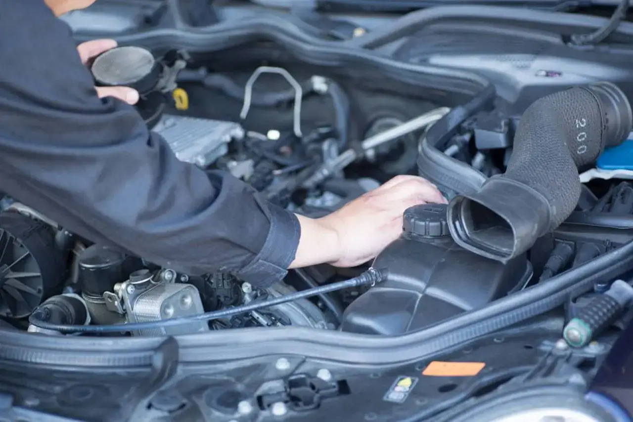 Mechanik sprawdza silnik Volkswagena, szukając przyczyny błędu DTC P0170.