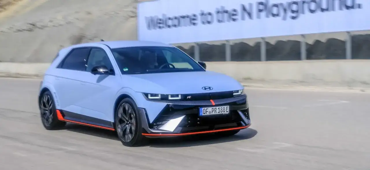Niebieski Hyundai Ioniq 5 N na torze wyścigowym, z napisem 